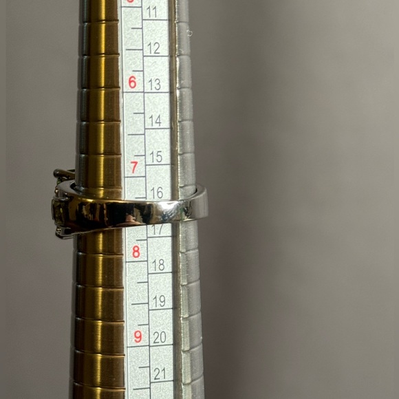 18K GOLD OLIVE GREEN & WHITE ZIRCON COCKTAIL RING - Picture 3 of 3